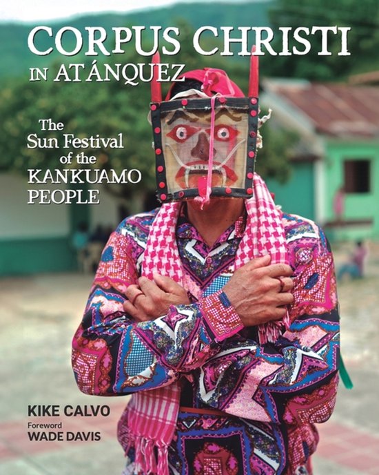 Man met kleurrijk patroon shirt en roze sjaal, draagt een traditioneel masker, op de cover van 'Corpus Christi in Atanquez'.