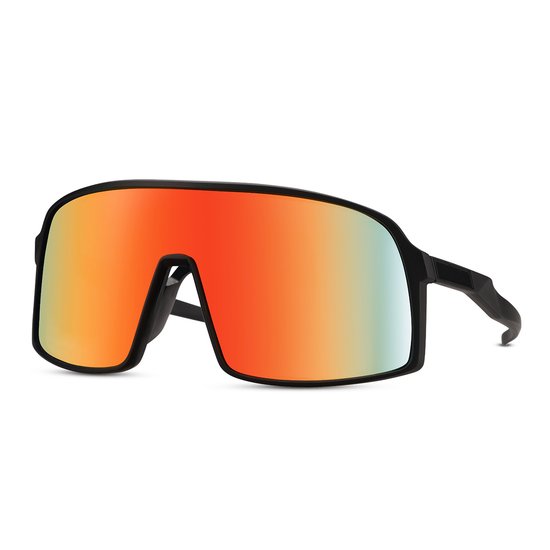 Zwart montuur zonnebril met breed, oranje spiegelend glas, op witte achtergrond.