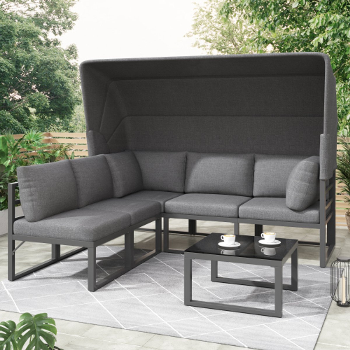 Tuin lounge stoel set met grijze kussens en luifel.