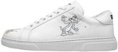 Witte leren sneaker met een afbeelding van Tom die een glas vasthoudt. Vetersluiting en de merknaam 'DOGO' zichtbaar op de hiel.