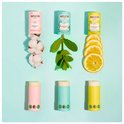 Drie deodorantsticks in roze, groen en geel, met katoen, munt en citroenschijfjes. Twee sticks liggen boven, drie onder.