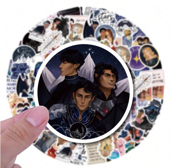 Vinger toont een ronde sticker met drie mannelijke fantasiefiguren in cartoonstijl.