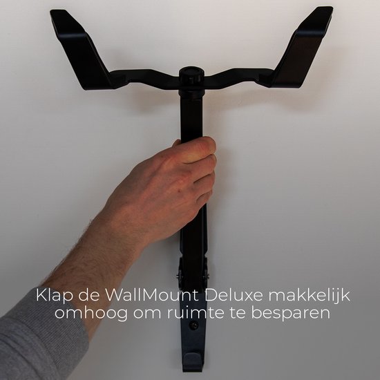 Hand klapt zwarte WallMount Deluxe fietsbeugel omhoog om ruimte te besparen.