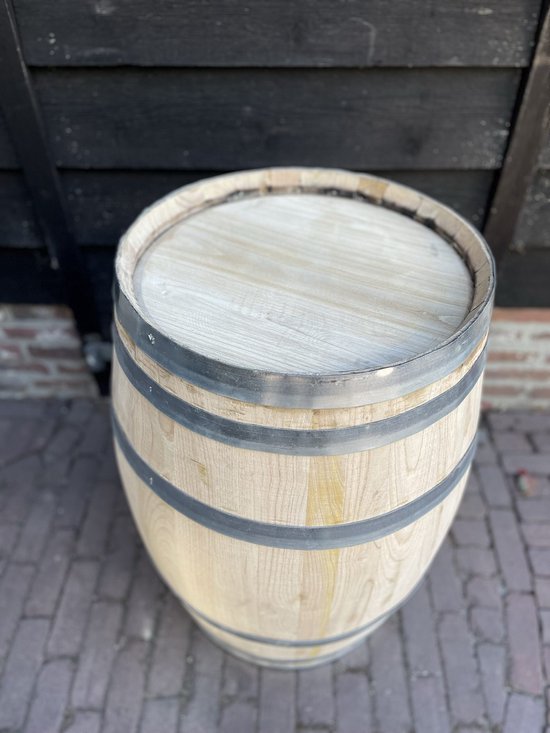 Baril en bois avec un couvercle fermé, entouré de cerclages métalliques.