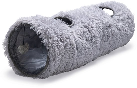 Een grijze, pluizige kattentunnel met een bal aan een touwtje.