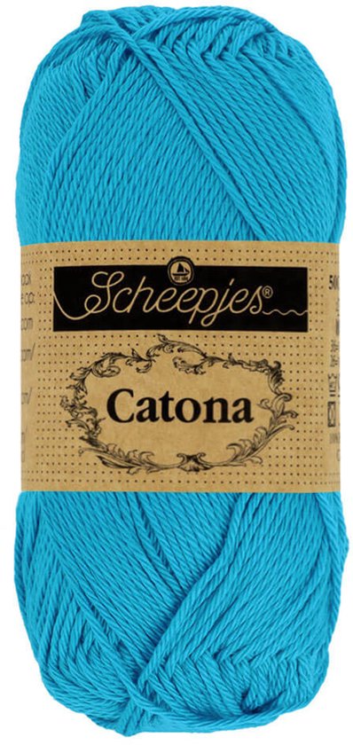 Une pelote de fil Scheepjes Catona de couleur Bleu Vif (146). L'étiquette indique la marque, le nom et le type de fil.