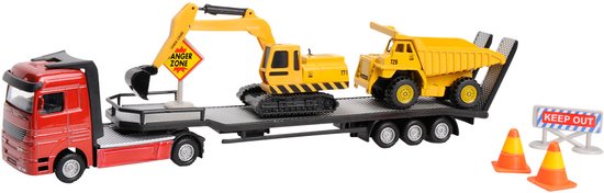Rode dieplader met gele hijskraan en gele dump truck. Oranje kegels en waarschuwingsborden 'DANGER ZONE' en 'KEEP OUT'.
