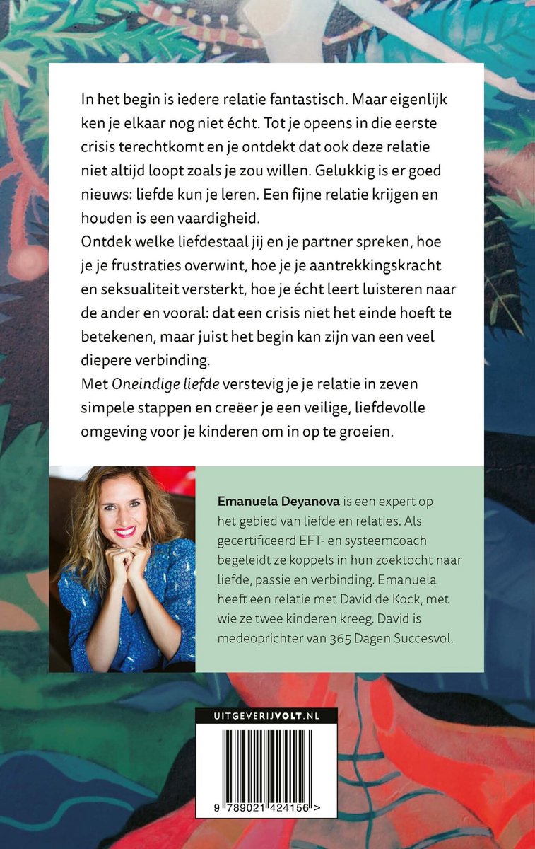 Vrouw met lang blond haar in een grijze top, lachend, naast tekst over relaties.