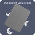 Donkergrijze tablethoes toont het dunne en lichte ontwerp, omringd door veerillustraties.