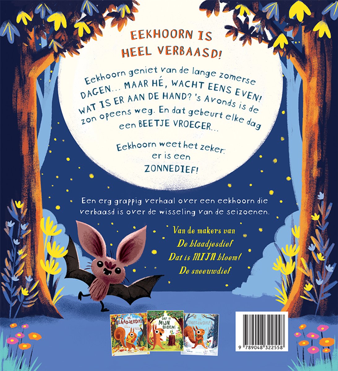 De achterkant van een kinderboek met een vleermuis, bos, maan en bloemen. De tekst 'Eekhoorn is heel verbaasd!' en 'DE ZONNEDIEF!' zijn zichtbaar.