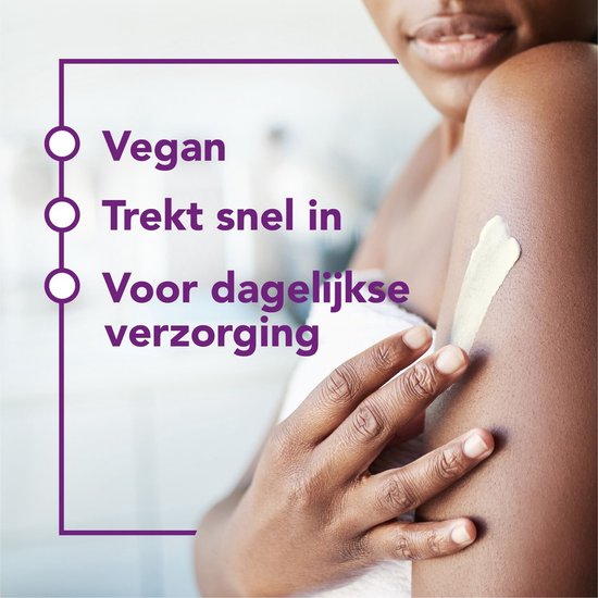 Vrouw met een witte handdoek, smeert crème op haar arm. Gezicht van een vrouw met parels. Tekst: Dagelijkse verzorging voor de eczeemgevoelige huid.
