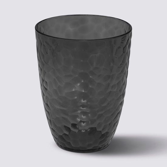 Grijs transparant kunststof drinkglas met gehamerd patroon op grijze achtergrond.