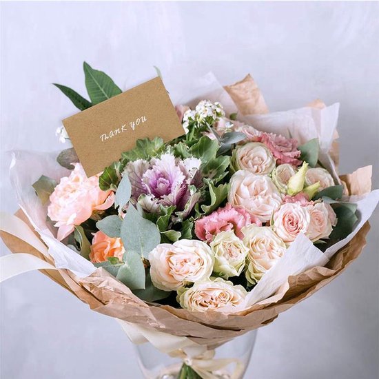 Boeket met roze en witte rozen, paarse kool en eucalyptus, met een bedankkaartje.