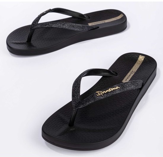Zwarte Ipanema teenslippers met glitter bandjes en gouden logo.