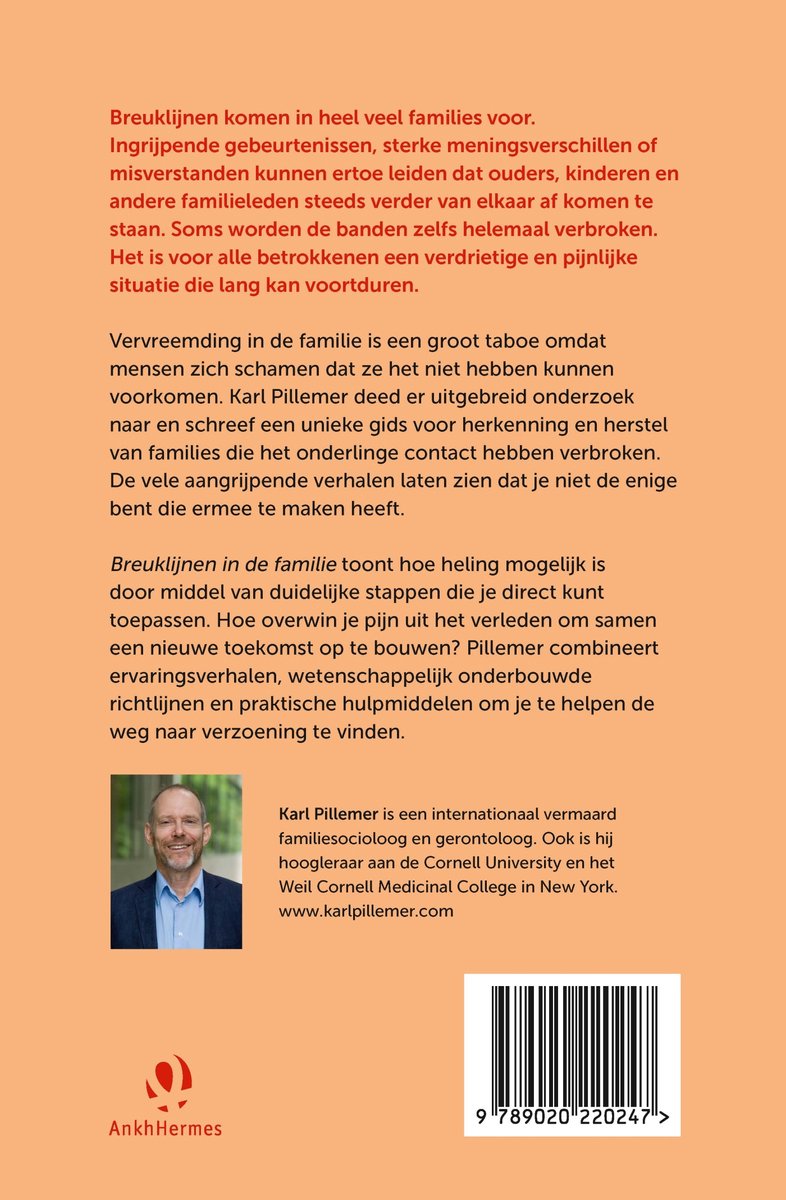 Een man van middelbare leeftijd met grijs haar en een bril, lachend, met een lichtblauwe polo.