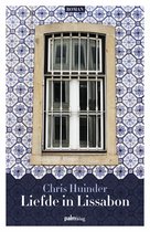 Boek 'Liefde in Lissabon' van Chris Huinder, met een Portugese tegelmuur en raam op de cover.