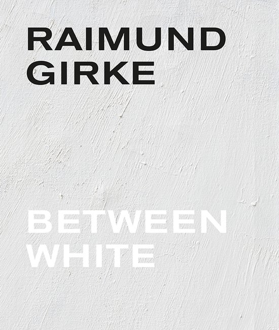 Boekomslag met de tekst RAIMUND GIRKE BETWEEN WHITE op een witte, gestructureerde achtergrond.
