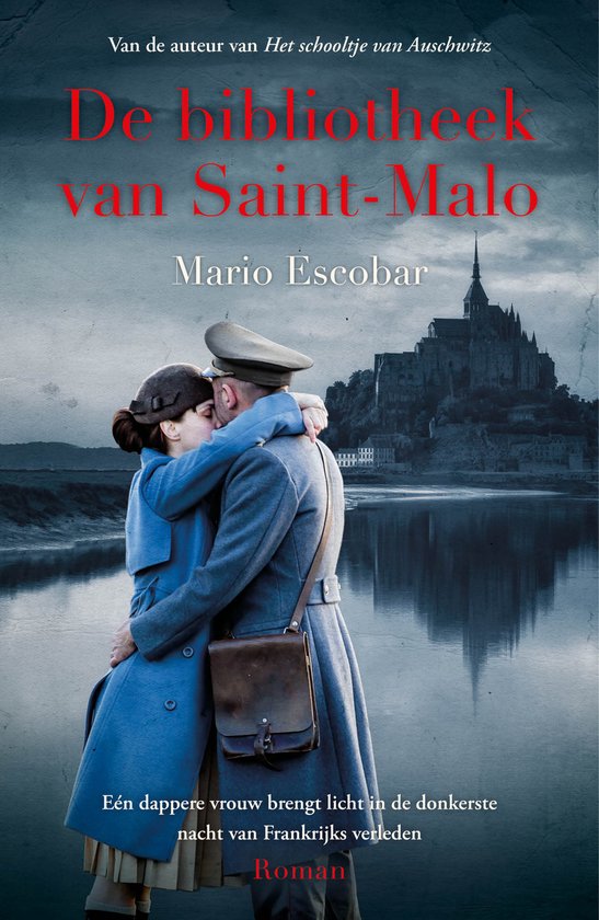 Boekcover met op de voorgrond een soldaat en een vrouw die elkaar omhelzen, op de achtergrond Mont Saint-Michel.