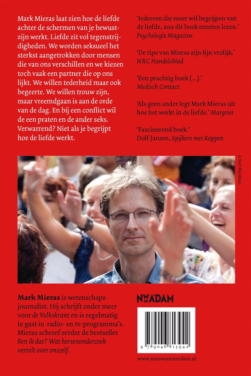 Close-up van Mark Mieras, met op de achtergrond juichende handen. Een deel van een rode achtergrond is zichtbaar.