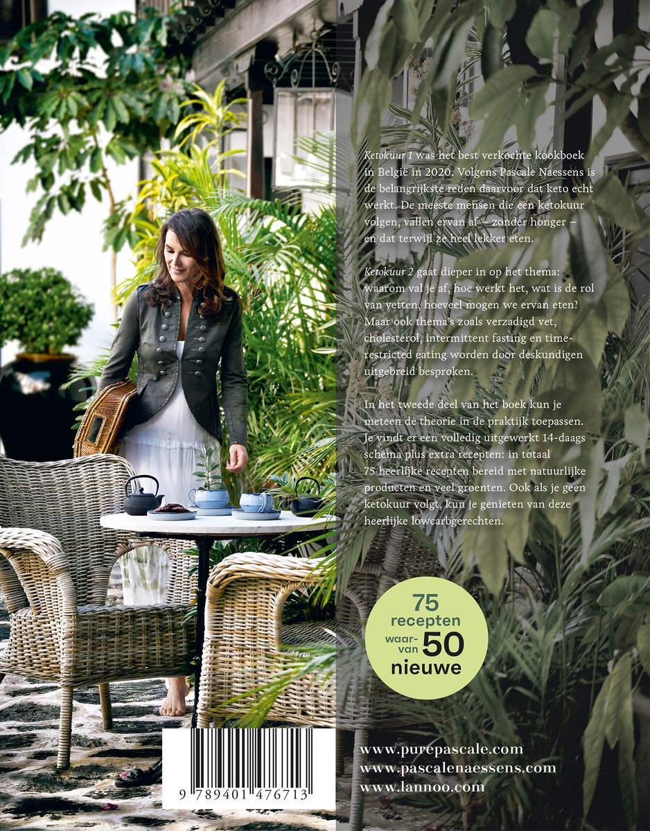 Een vrouw met bruin haar, gekleed in een groen jasje, zit in een tuin met een rieten stoel en een bijzettafel met theepotjes. Achtergrond met tekst.