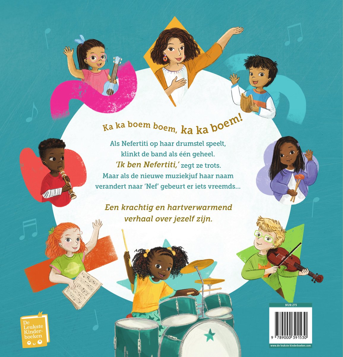Vrolijke illustratie van kinderen die muziek maken. Een meisje drumt, een jongen speelt blokfluit, een ander speelt viool, een meisje speelt gitaar en nog een ander speelt trompet. In het midden staat een vrouw met een grote glimlach. Tekst: 'Ka ka boem boem, ka ka boem!'.