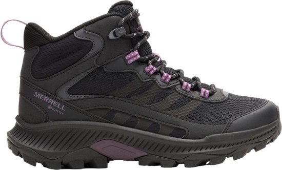 Zwarte Merrell dames wandelschoen met paarse veters en accenten. GORE-TEX logo op de zijkant.
