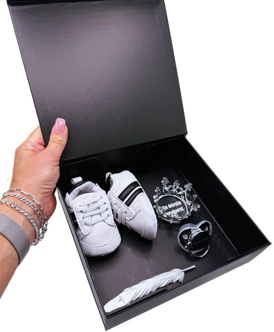 Kraamcadeau eerste sneakerbox zwart - speen - baby sneakers - rechtstreeks versturen ook mogelijk van BamBam — afbeelding 4