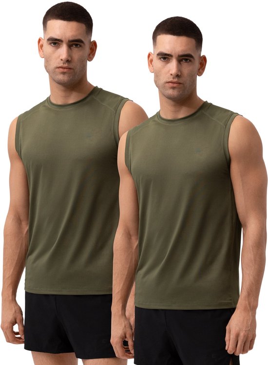 Twee mannen in olijfgroene mouwloze sportshirts en zwarte broekjes, staand.
