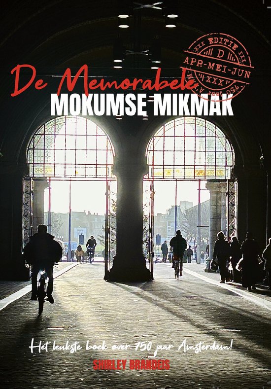 Boekomslag met de titel 'De memorabele Mokumse Mikmak'. Zonlicht valt door grote ramen, met fietsers op de voorgrond.