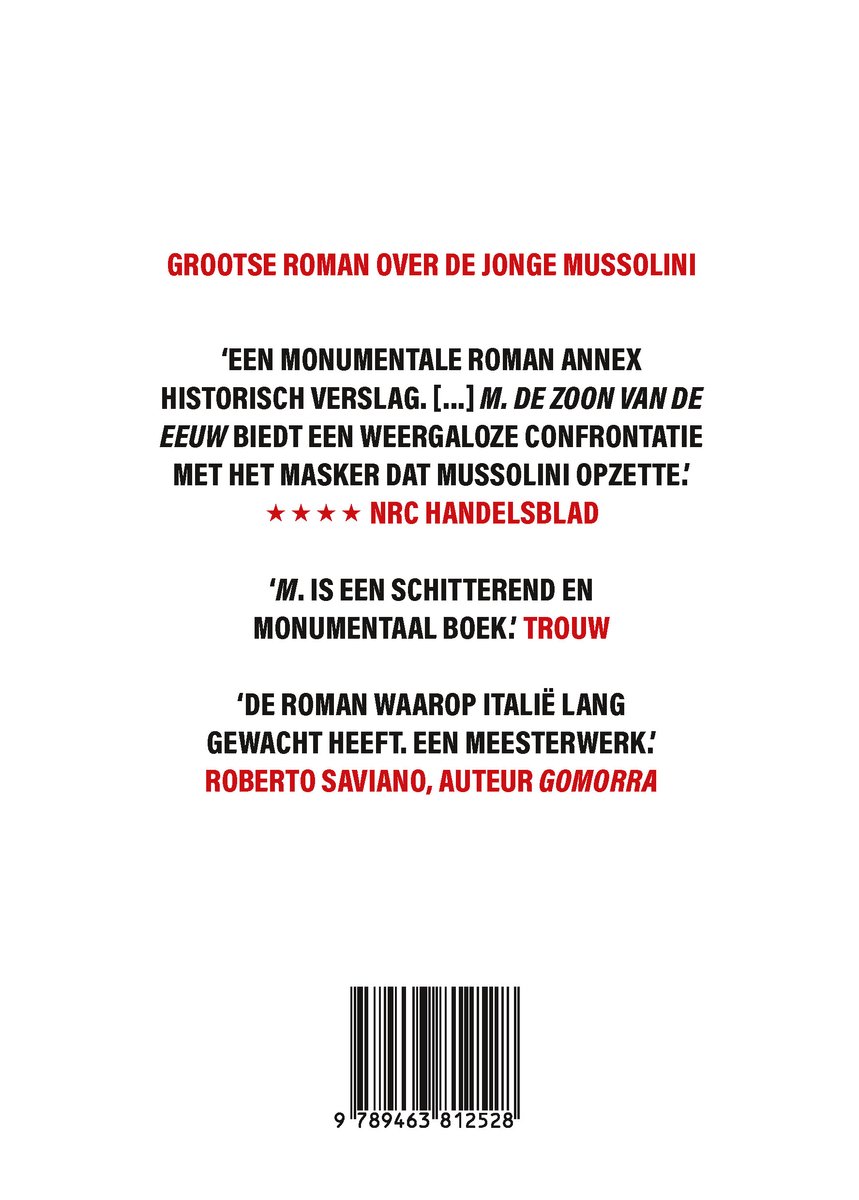 Boek met grote letters: GROOTSE ROMAN OVER DE JONGE MUSSOLINI. Tekst van recensies.