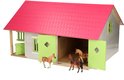 Houten speelgoedpaardenstal met roze dak, limegroene deuren. 3 bruine paarden bij de ingang.