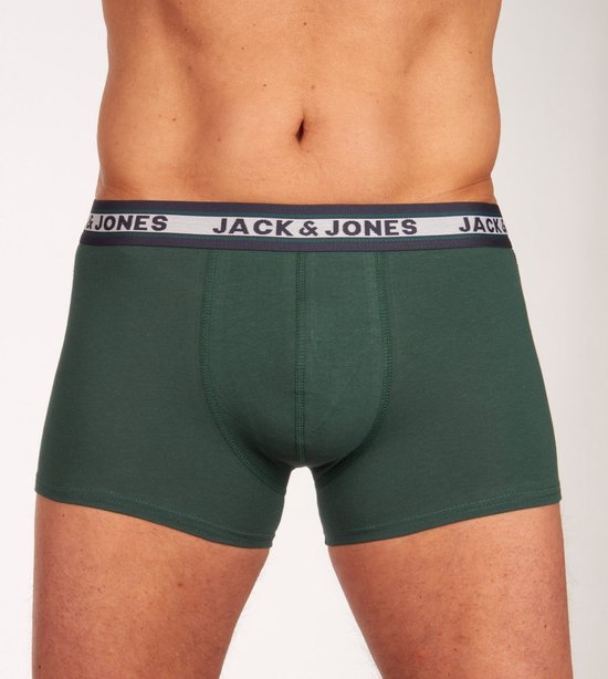 Man met donkergroene Jack & Jones boxershort met blauwe en grijze logo-elastische band.
