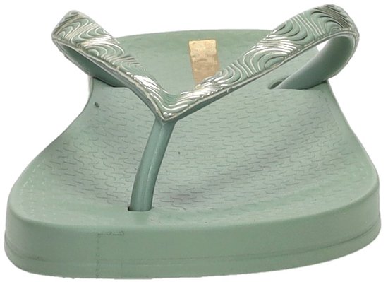 Vooraanzicht van lichtgroene teenslipper met zilverkleurige band.