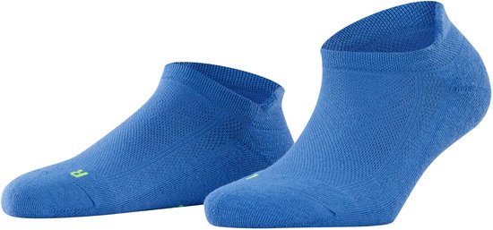 Twee paar kobaltblauwe enkelsokken, lichtgewicht, met gele accenten en de tekst 'Falke Cool Kick'.