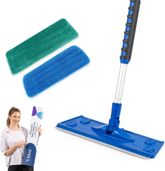 Serpillière avec un cadre bleu et un manche, avec deux tampons microfibres détachés (vert et bleu). Une femme tenant une boîte.