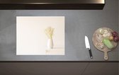 Inductieplaat Beschermer - Witte Keramieken Vaas vol Gipskruid Bloemen in Beige Omgeving - 60x52 cm - 2 mm Dik - Inductie Beschermer van Vinyl