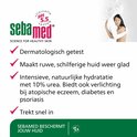 Vrouw omhelst een figuur van melkachtige substantie. Sebamed logo en tekst 'Dermatologisch getest' en 'Maakt ruwe huid glad'.