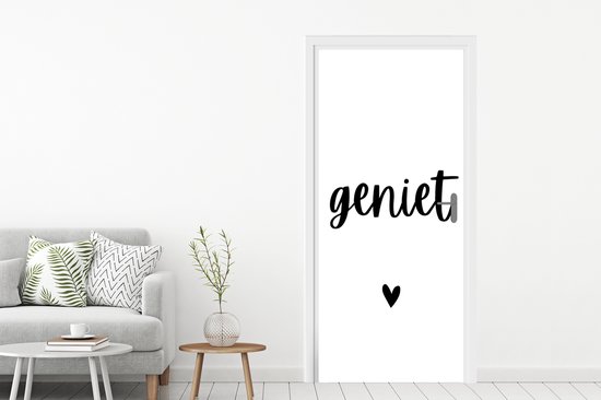 Porte blanche avec le texte noir 'geniet' et un petit cœur, dans un salon.