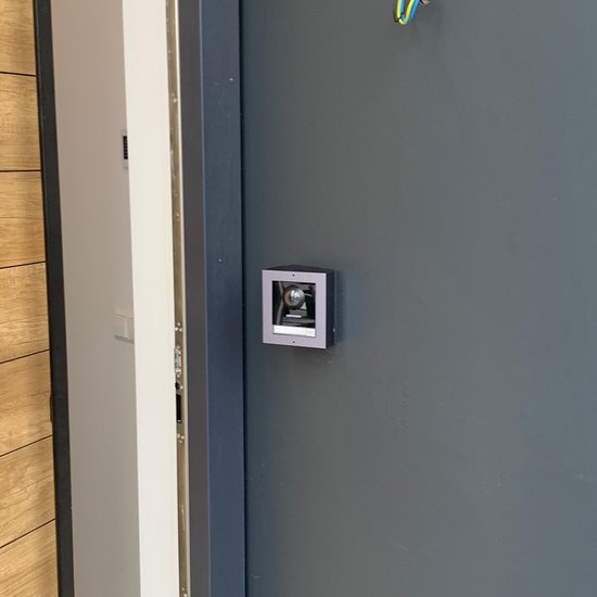 Hikvision DS-KIS602 complete IP video intercom bundel met opbouw DS-KD8003-IME1, DS-KH6320-WTE1, PoE switch en SD kaart van Hikvision — afbeelding 5