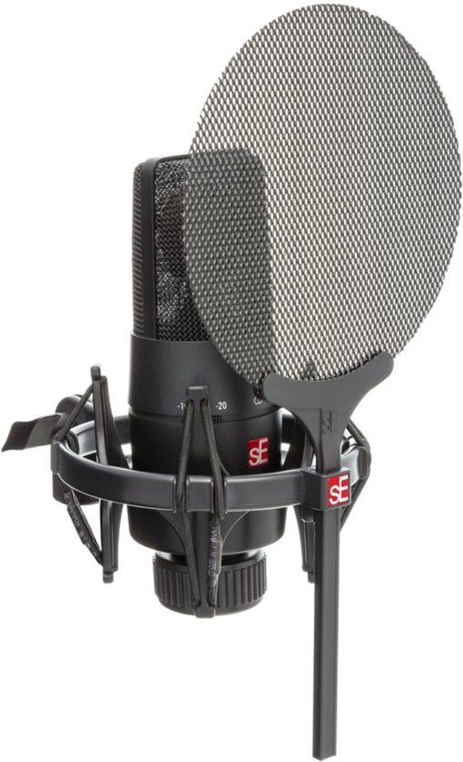 Zwarte microfoon met schokdemper en popfilter in een studio-opstelling.