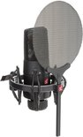 Zwarte microfoon met schokdemper en popfilter in een studio-opstelling.