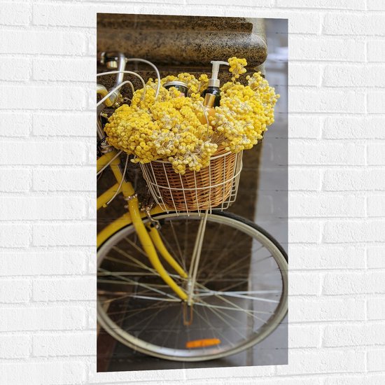 Muursticker - Mandje van Gele Fiets Gevuld met Bloeiende Gele Bloemen - 50x100 cm Foto op Muursticker