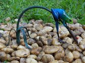 Tuinbeeld - bronzen beeld - Gekleurde kikker aan twijg / blauw - Bronzartes - 13 cm hoog