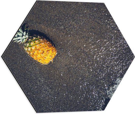 Dibond Hexagon - Ananas op het Strand met Zee - 50x43.5 cm Foto op Hexagon (Met Ophangsysteem)