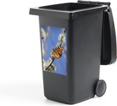 Container sticker Grote Vos - Grote vos vlinder op een dunne tak Klikosticker - 40x60 cm - kliko sticker - weerbestendige containersticker