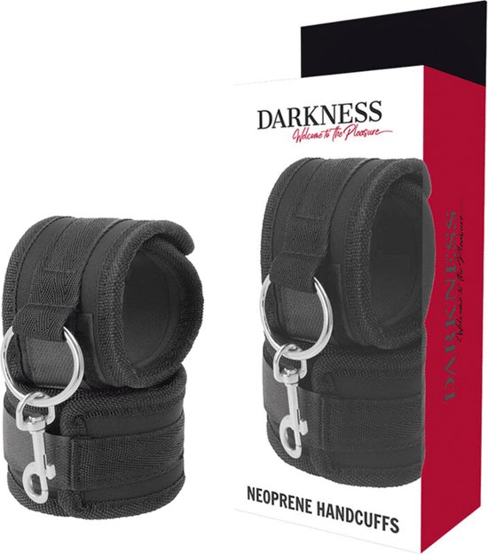Zwarte neopreen manchetten naast de verpakking met de tekst 'DARKNESS'.