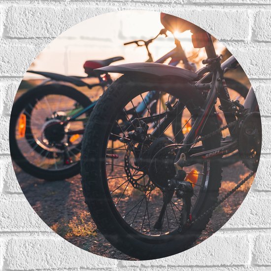 Muursticker Cirkel - Wielen van Racefietsen tijdens de Zonsondergang - 50x50 cm Foto op Muursticker