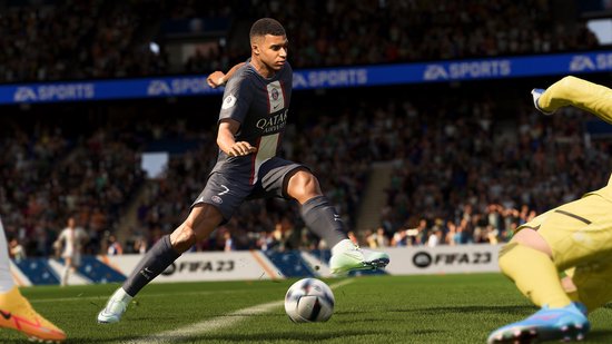 Mbappé in grijs tenue, schiet op doel, keeper in geel tenue.