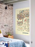 Une chambre avec une grande décoration murale représentant une carte de la ville de Londres en bleu, orange et rouge sur fond crème.