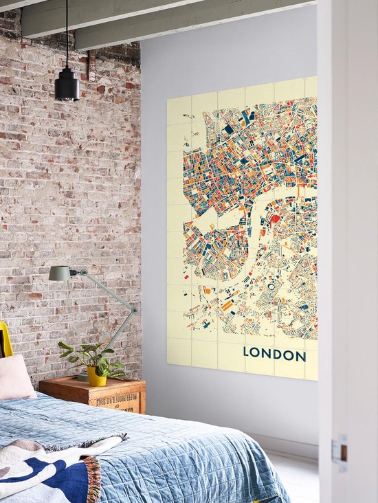 Une chambre avec une grande décoration murale représentant une carte de la ville de Londres en bleu, orange et rouge sur fond crème.